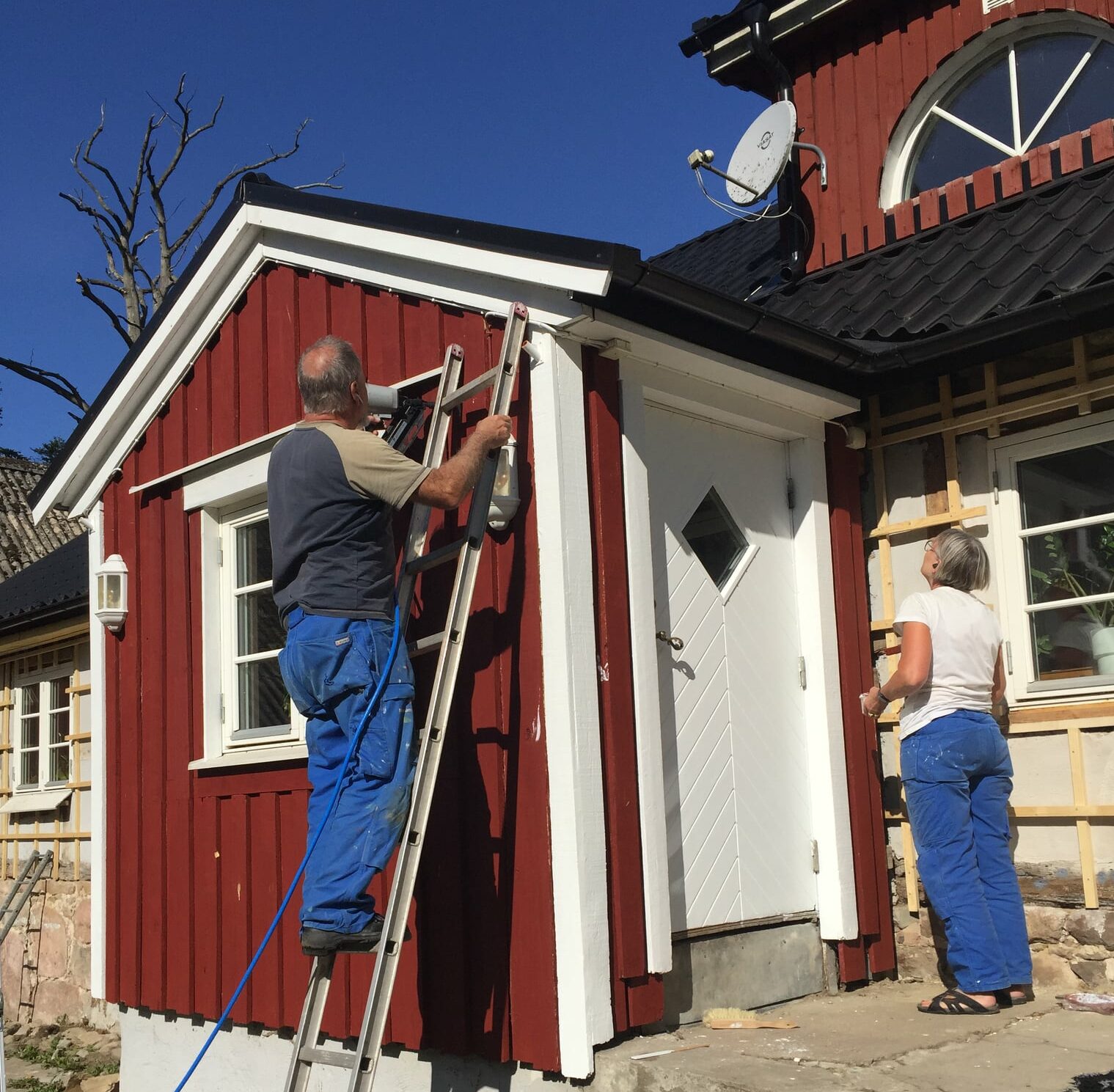 Renovering av ett gammalt hus i Västerstad gemenskap, isolerade med certifierad hampbetong projicerad med en spraymaskin